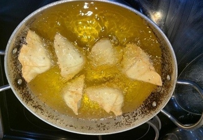 Deep fry the samosa